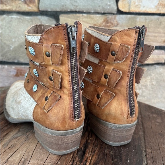 Circle G by Corral Ladies Harness Ankle Cognac Bootie Shoes, model Q5058 - Picture 4 of 11